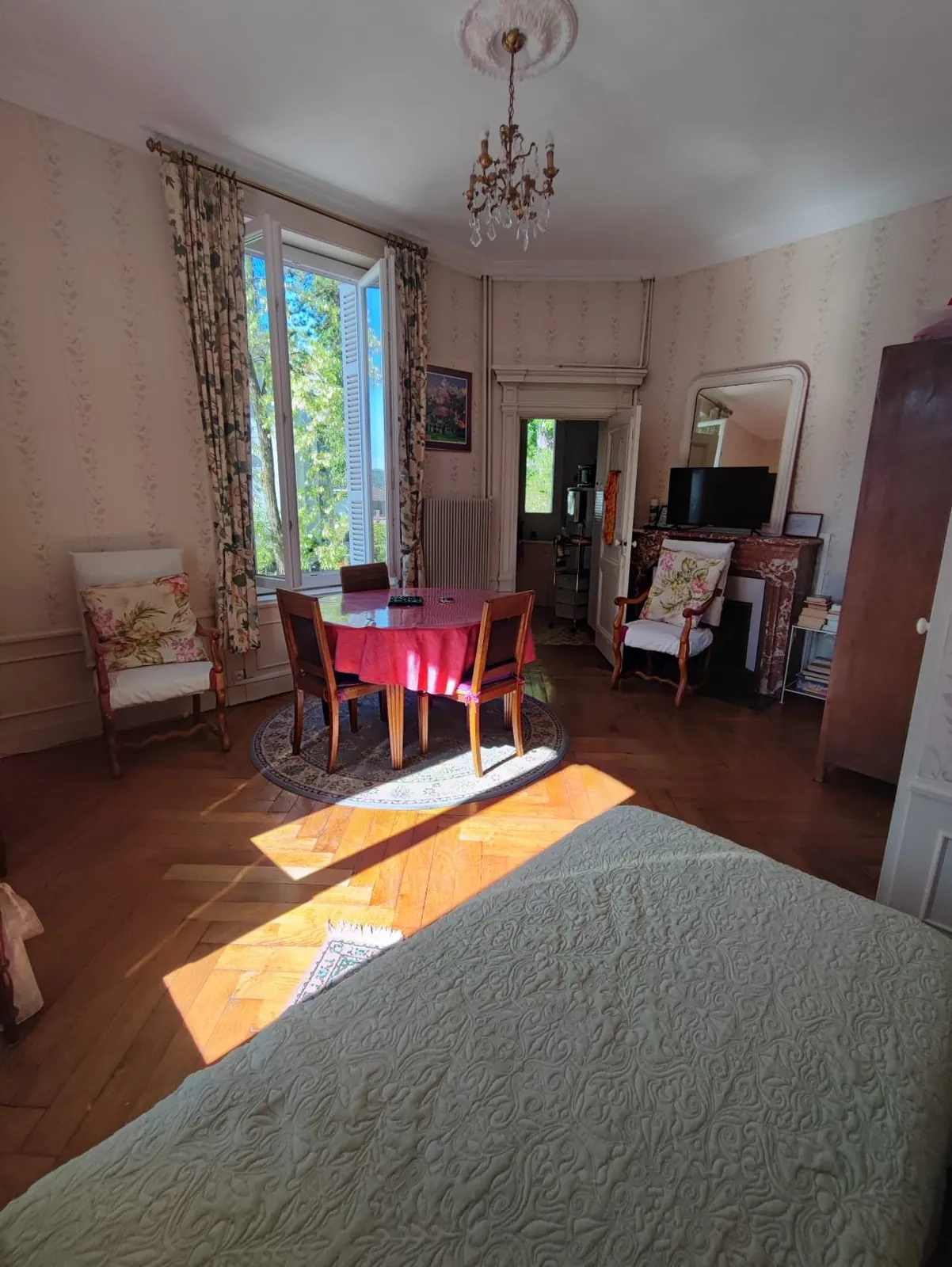 Petit appartement — 2ᵉ étage · la tour