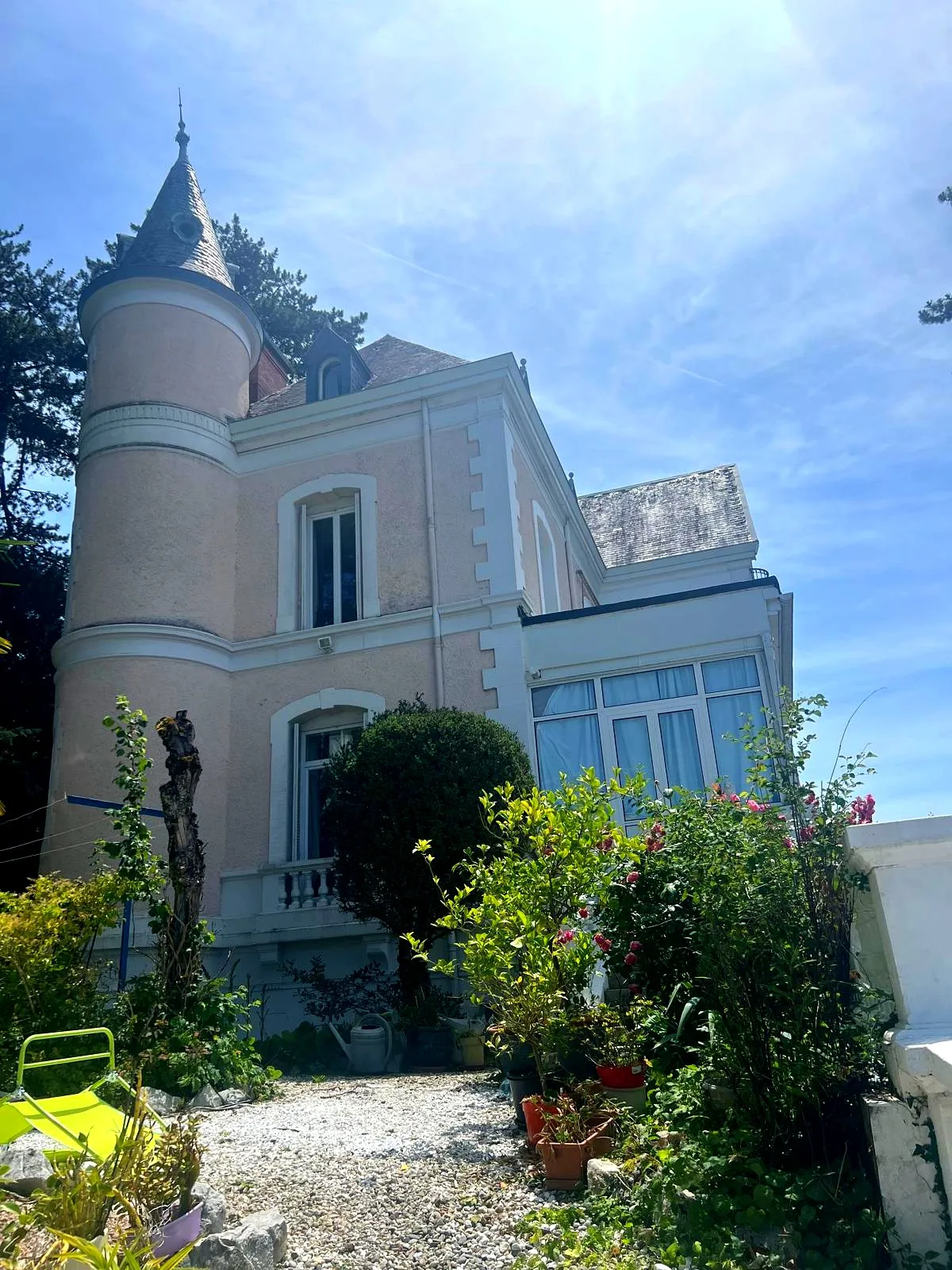 Façade et tourelle de la Villa Aubépine, location curiste à Aix-les-Bains