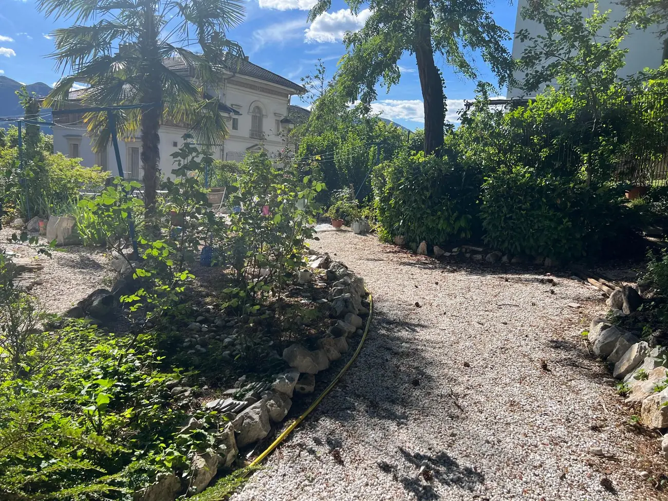 Le grand jardin et la demeure de la Villa Aubépine